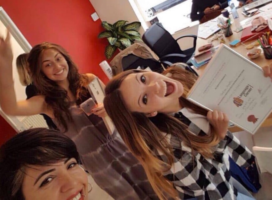 Studenten met hun certificaat voor een Nederlandse algemene groepscursus