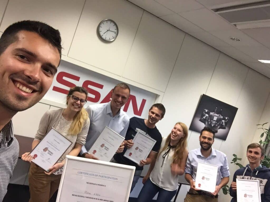 Internationale medewerkers met een certificaat voor hun Nederlandse cursus voor bedrijven