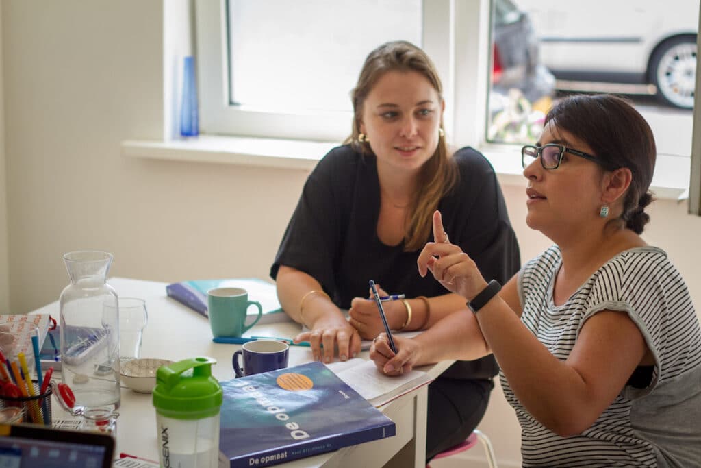 Communicatief taalonderwijs in de praktijk Studenten oefenen een gesprek tijdens een communicatieve taalles